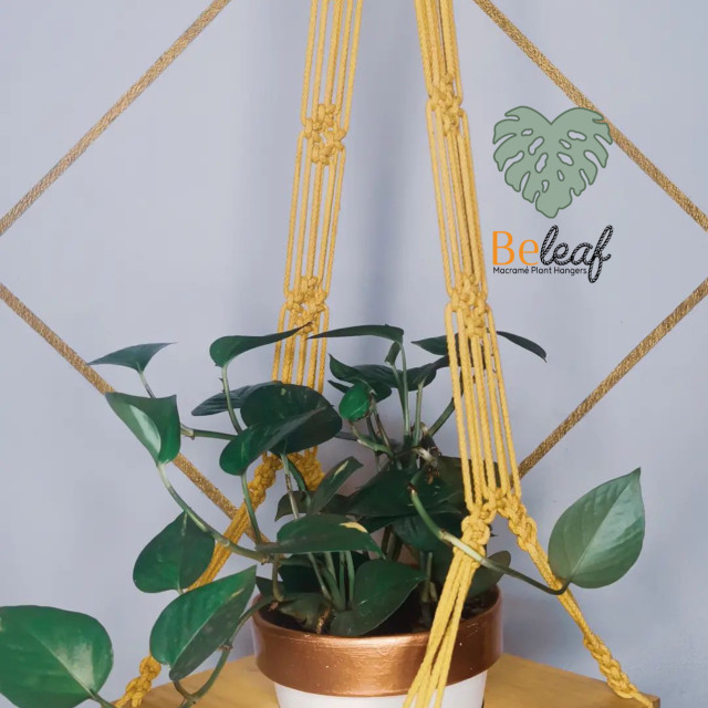 Porta maceta de macramé con tablita 