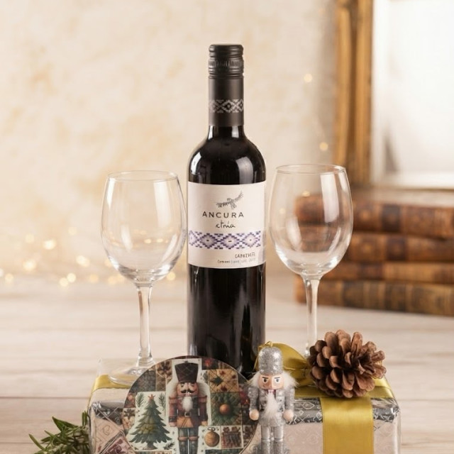 Canasta con 1/2 botella de vino tinto y cascanueces 