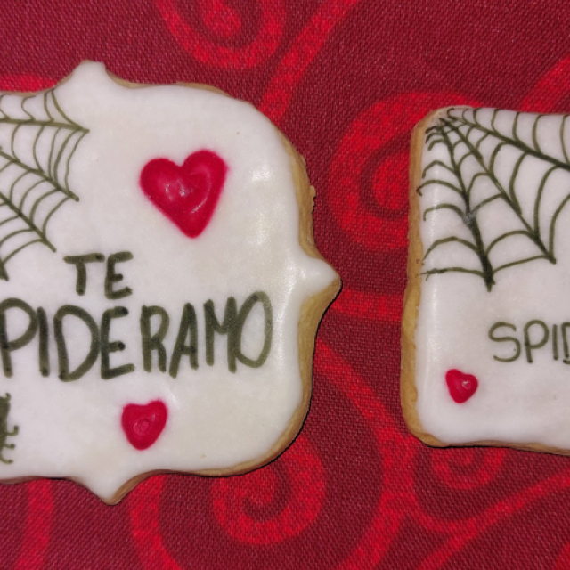 Set de galletas de Spiderman edición San Valentín   