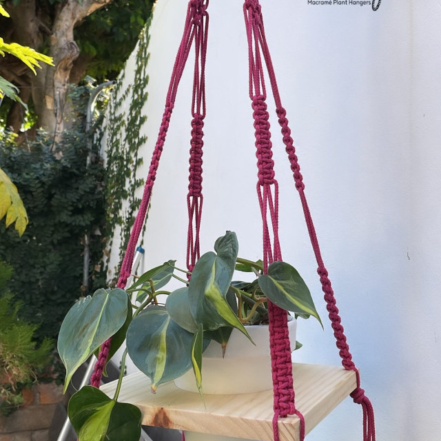 Porta maceta de macramé con tablita 